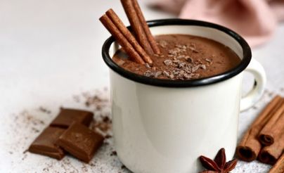 الشوكولاتة الساخنة.. مشروب شتوي شائع بفوائد صحية غير متوقعة