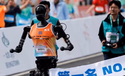 روبوت يحطم الرقم القياسي لسباق نصف ماراثون