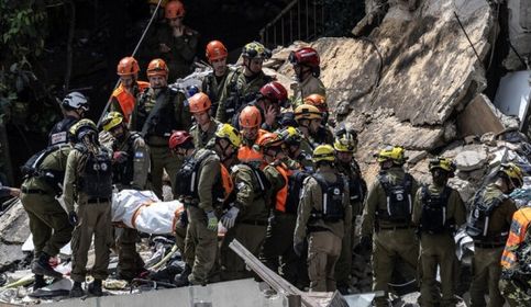 انتشال 4 قتلى إسرائيليين من أنقاض مبنى بحيفا دمره صاروخ إيراني