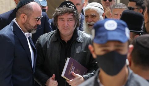 مستوطنون يقتحمون الأقصى تزامناً مع زيارة رئيس الأرجنتين لحائط البراق