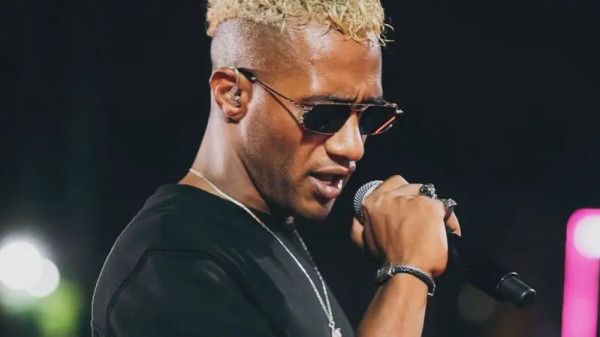 محمد رمضان يثير الجدل مجدداً بخلع حذائه على المسرح أمام الجمهور