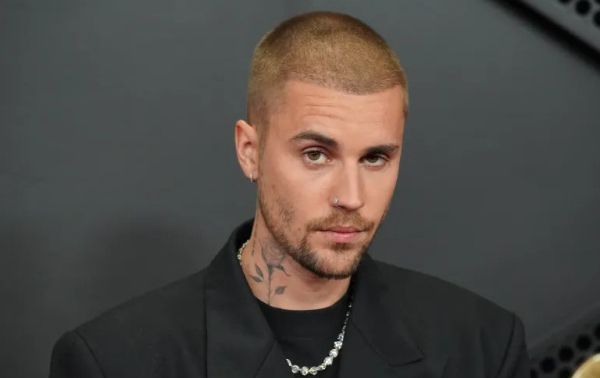 جاستن بيبر يلفت الأنظار بابتسامة مرصعة بالألماس